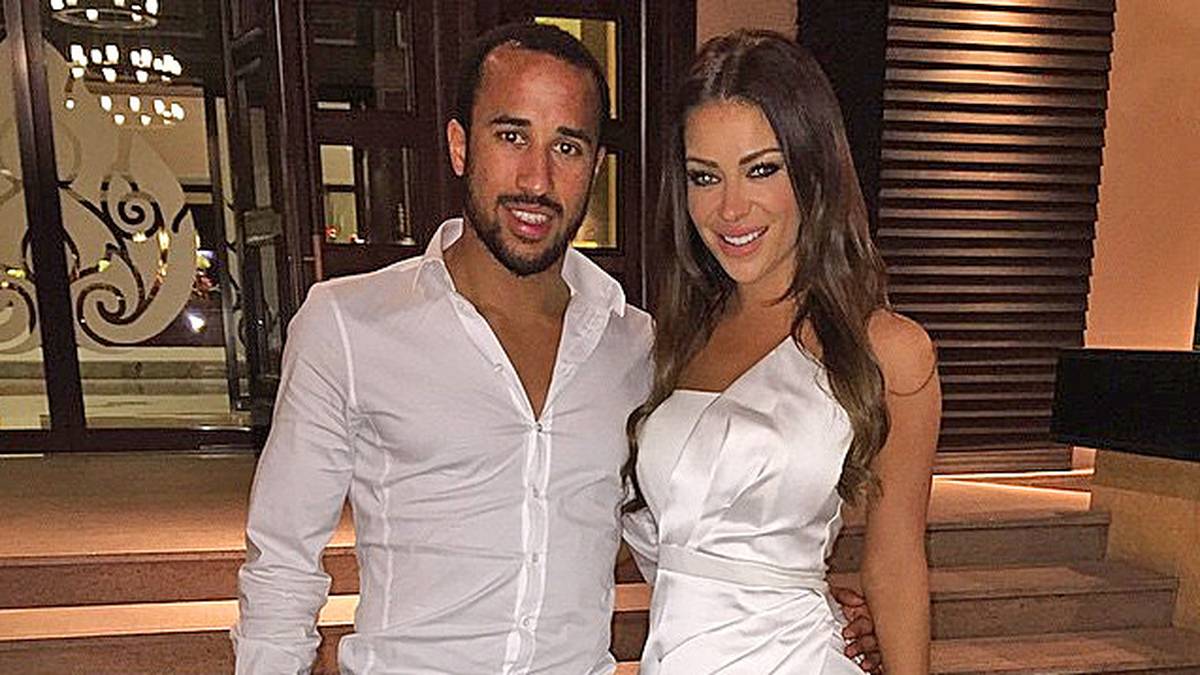 Auch im Fußball ist die 1,67 Meter kleine Schönheit gut bekannt: Sie ist die Freundin des englische Nationalspielers Andros Townsend, Flügelspieler der Tottenham Hotspur