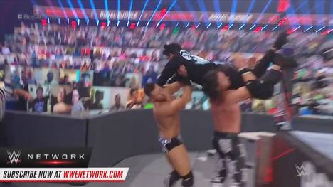 Kurioses Gastspiel beim WWE Royal Rumble: Die Wrestling-Bösewichte The Miz und John Morrison provozieren Rapper Bad Bunny - das geht nach hinten los.