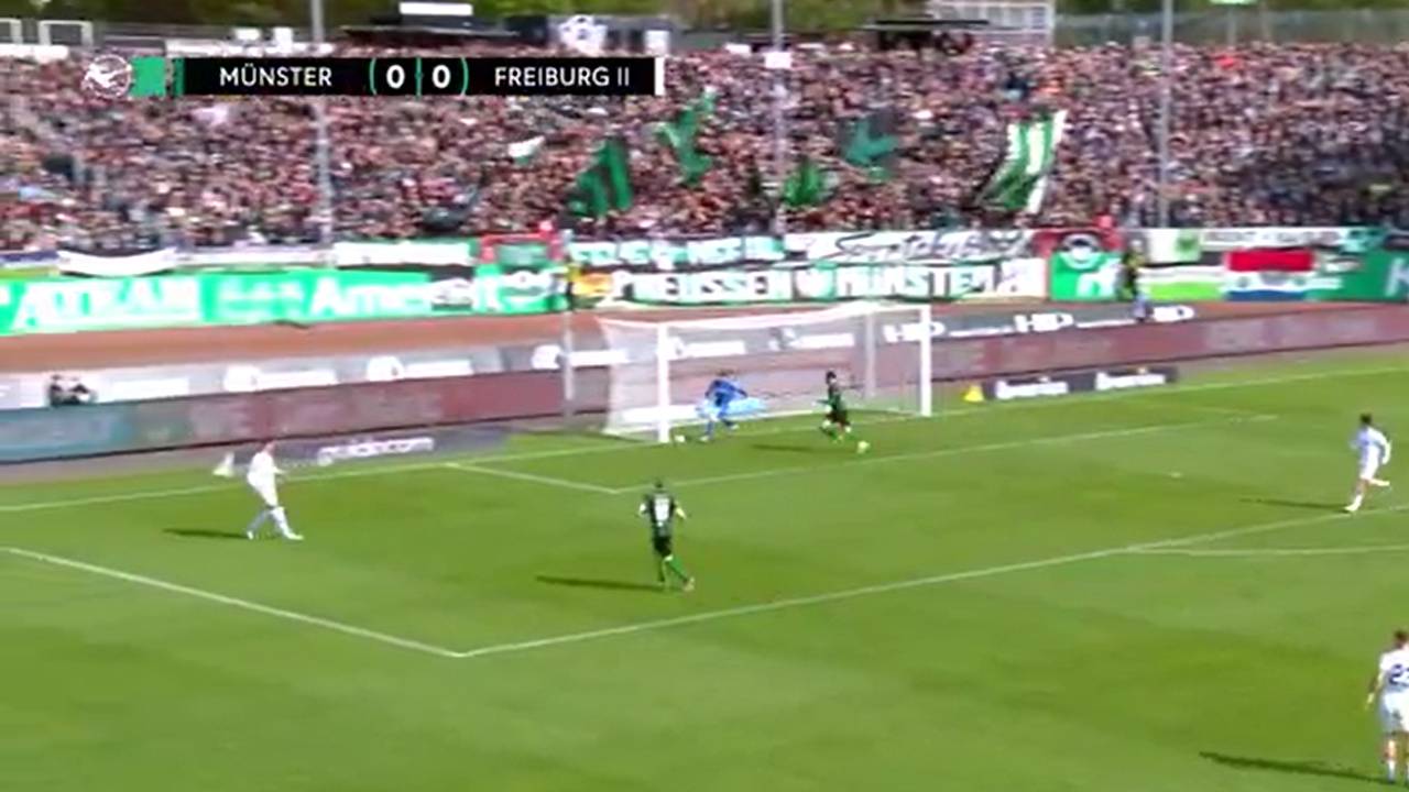 Riesen-Patzer von Freiburg-Keeper! Slapstick-Vorbereitung lässt Münster träumen