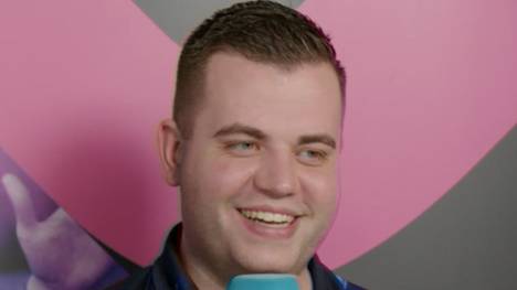 Niels Zonneveld legt bei der Darts-WM einen überzeugenden Auftritt hin und schlägt den Ex-Weltmeister Michael Smith. Im SPORT1-Interview zeigt sich der Niederländer anschließend überglücklich. 