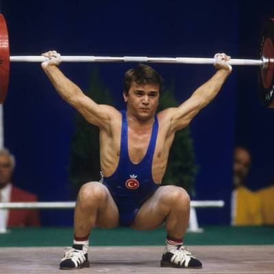 Der nur 1,47 Meter große Naim Süleymanoglu war 22 Mal Weltmeister im Gewichtheben, dreimal Olympiasieger. Sein bewegtes, auch im Film verewigtes Leben endete vor fünf Jahren viel zu früh.