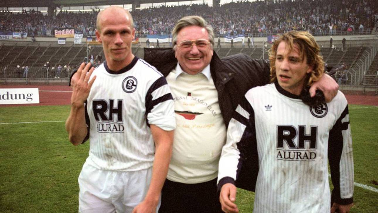 Dietmar Schacht (l.) im Aufstiegsjahr 1991 mit Michael Kroninger und Kult-Betreuer Charly Neumann