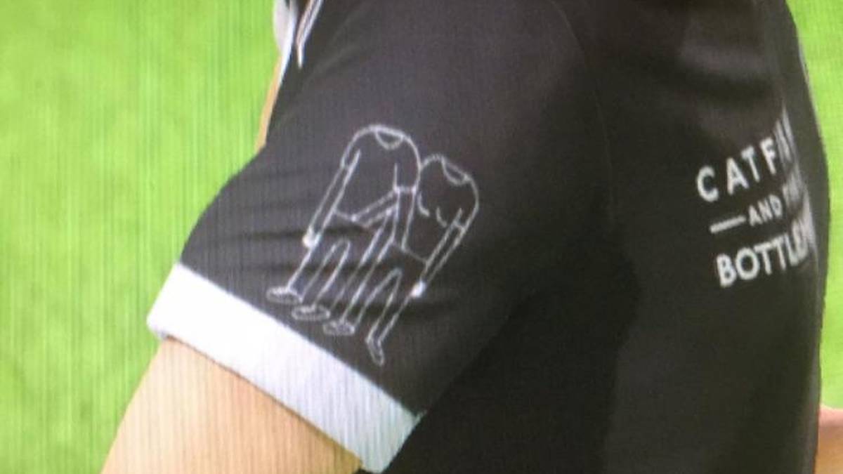 FIFA-18-Shirt sorgt dank Hand in der Hose für Heiterkeit in der Community