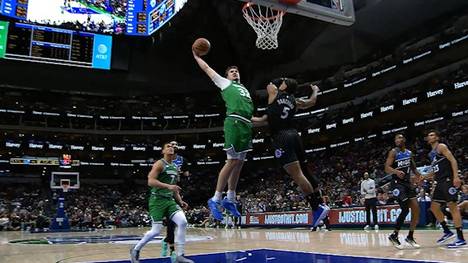 Trotz der 127:138-Niederlage der Dallas Mavericks gegen die Orlando Magic sorgt Cooper Flagg für Schlagzeilen. Der First Overall Pick liefert ein historisches Spiel ab und schreibt gleich mehrfach NBA-Geschichte.