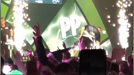 Cameron Menzies sorgt für den Eklat der Darts-WM-Geschichte. Im Vorfeld seines Tisch-Ausrasters gab es aber noch eine Szene, die man im TV kaum sehen konnte.