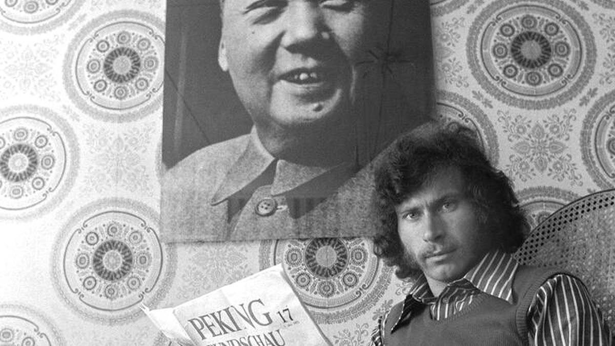 Paul Breitner (FC Bayern München BR Deutschland) zu Haus im Schaukelstuhl unter einem Poster des Revolutionsführers Mao Zedong (China) und mit der Peking Rundschau in der Hand