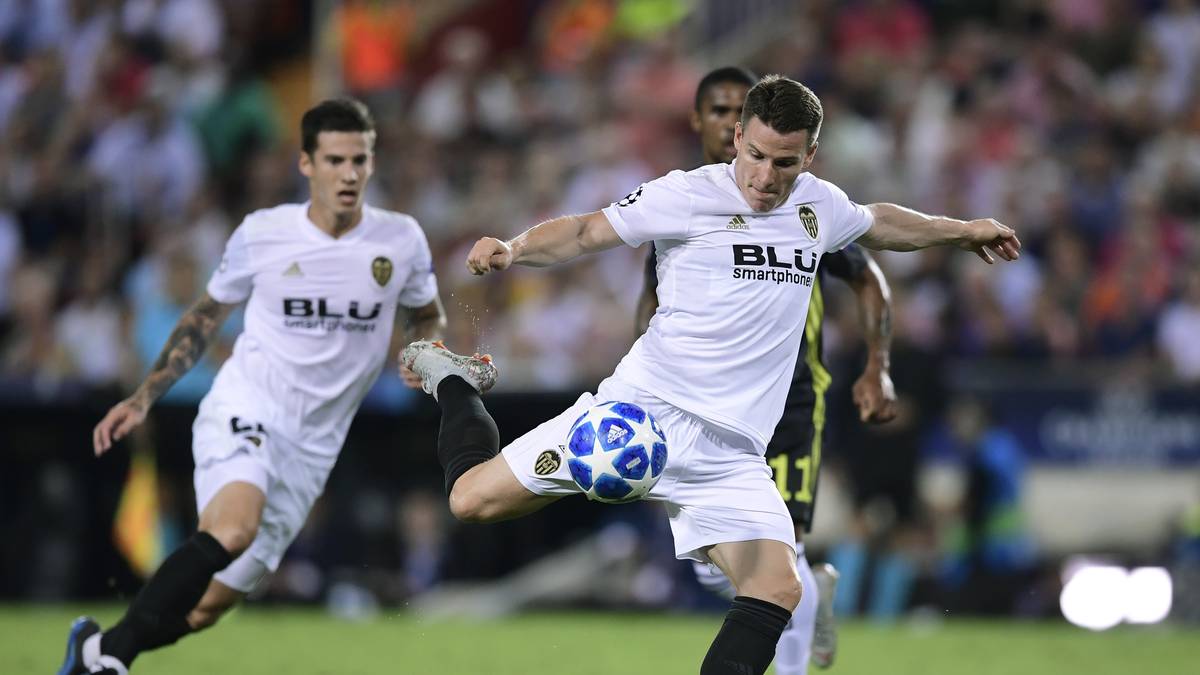 LOSTOPF 3 - FC VALENCIA: Als Viertplatzierter in der Liga ist auch das Team von Marcelino García in der Gruppenphase gesetzt. Die Krönung ihrer Saison war jüngst der Pokalsieg in der Copa del Rey, als im Finale der FC Barcelona durch Tore von Rodrigo und Kevin Gameiro (r.) 2:1 bezwungen werden konnte 