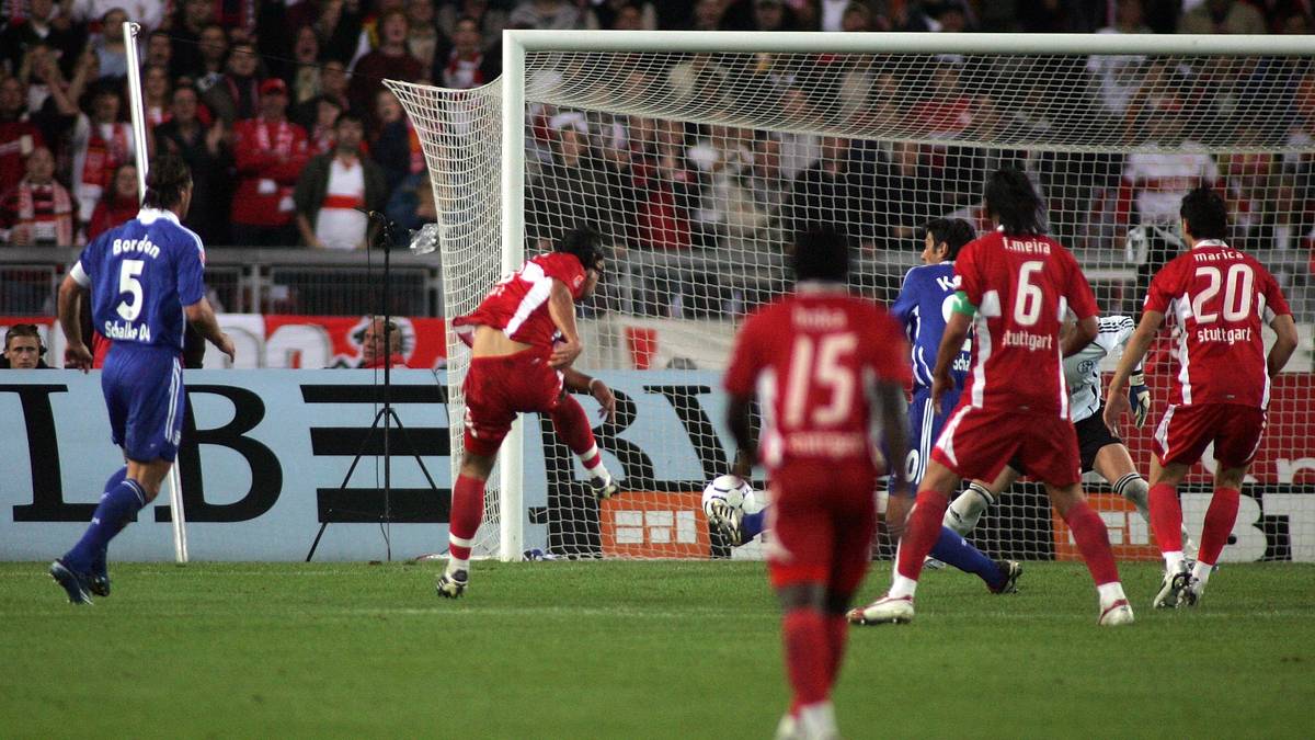 Zwar gehen die "Königsblauen" früh in Führung, die Schwaben können die Partie durch Treffer von Pavel Pardo und Sami Khedira jedoch drehen. Weil Neuzugang Ivan Rakitic in seinem ersten Spiel für Schalke gleich einnetzt, endet das Spiel schließlich leistungsgerecht mit 2:2