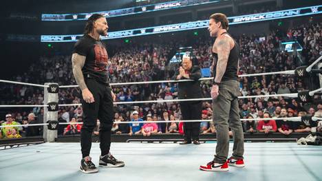 Überraschender Zusammenschluss bei WWE SmackDown: Roman Reigns (l.) und CM Punk