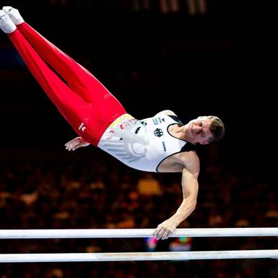 Kunstturner Lukas Dauser steht vor einer längeren Zwangspause. Der Olympia-Zweite und Vize-Weltmeister am Barren zog sich eine Schulterverletzung zu.