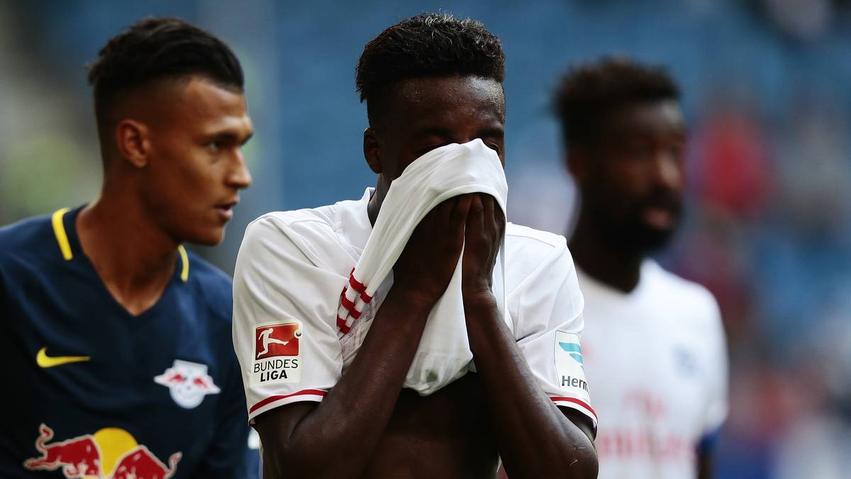 Den Hamburgern gelingt das fragwürdige Kunststück, an den ersten zwölf (!) Spieltagen keinen einzigen Sieg zu feiern. Unter anderem triumphiert Aufsteiger RB Leipzig im Volkspark mit 4:0, ab dem 8. Spieltag steht der HSV erst mal fünf Wochen lang am Tabellenende