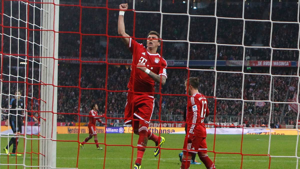 SAISON 2013/14 - 4 Stürmer: In der ersten Spielzeit unter Pep Guardiola triumphieren die Bayern in der Bundesliga und im Pokal, in der Königsklasse scheitert man an Real Madrid im Halbfinale. Topstürmer ist MARIO MANDZUKIC (30/18). Daneben präsentiert sich THOMAS MÜLLER (31/13) treffsicher