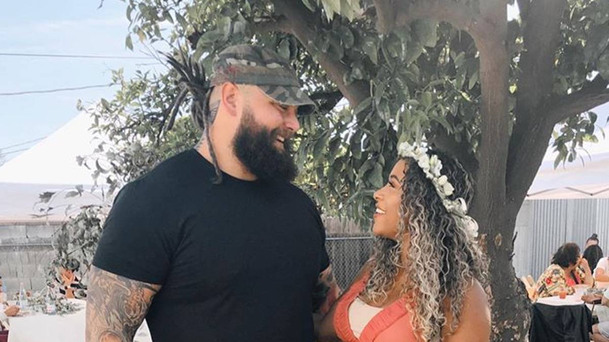 Auch der düstere BRAY WYATT (THE FIEND) hat sanfte Seiten: Die Frau an seiner Seite ist Ringsprecherin JOJO OFFERMAN, die beiden haben mittlerweile zwei Kinder