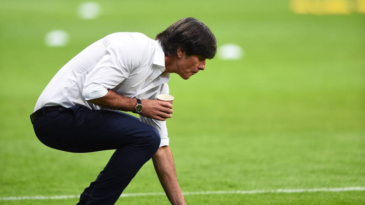 Bundestrainer Joachim Löw nimmt den Rasen vor Anpfiff vorsichtshalber genau unter die Lupe