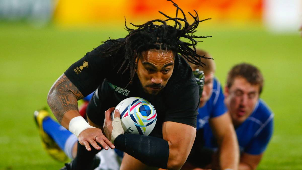 Im Doppelpack bringen zwei namibische Spieler Ma'a Nonu mit einem Tackle zu Fall. Der zieht den Ball so fest es geht an seinen Körper, denn nichts ist schlimmer als das Ei an den Gegner zu verlieren