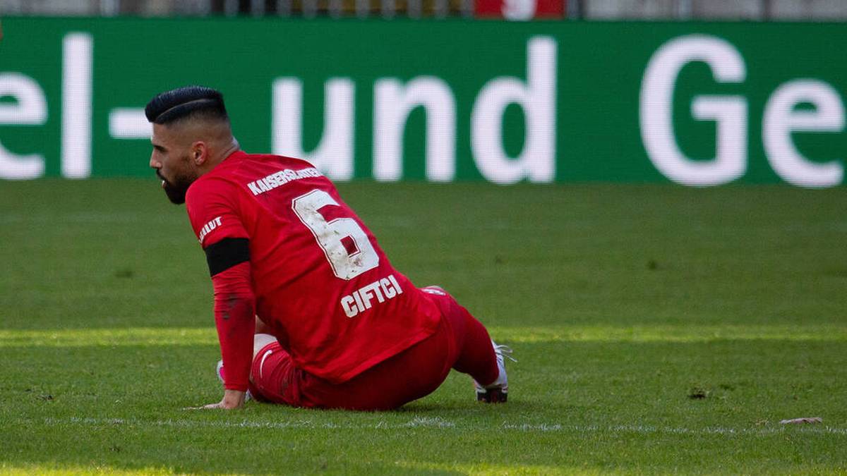 Hikmet Ciftci wie das gesamte Team am Boden. Er wechselte im Januar 2020 von Erzgebirge Aue zum 1. FC Kaiserslautern