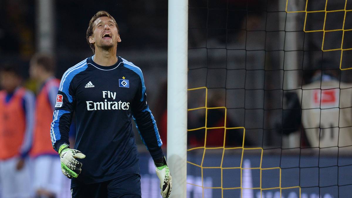 In den folgenden Partien hat Torwart Rene Adler jedoch jede Menge Anlass zur Verzweiflung: Nur ein Sieg aus den ersten sieben Liga-Spielen bedeutet schon wieder früh Platz 16 - am schlimmsten erwischt es den HSV beim 2:6 in Dortmund