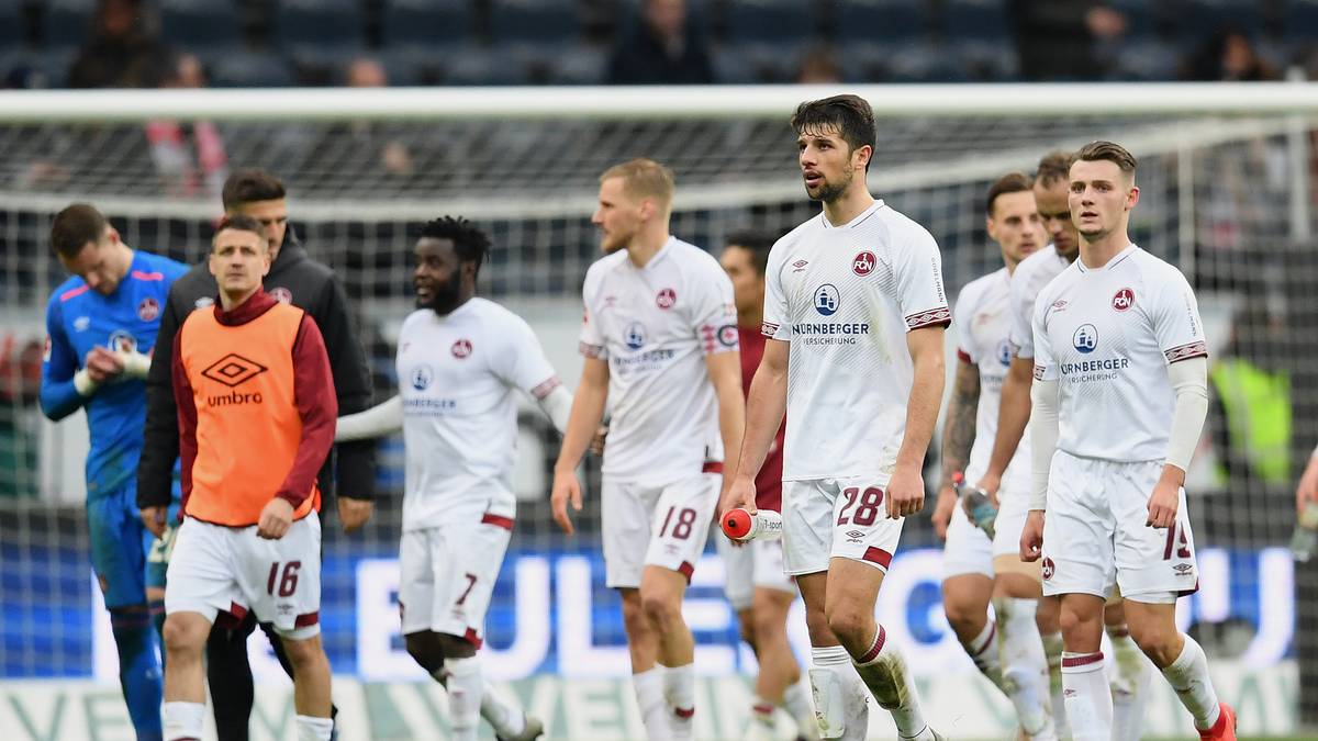 In der deutschen Bundesliga sind zwei Klubs so gut wie abgestiegen, auch wenn es noch rechnerisch möglich wäre, die Klasse zu halten: Dass der 1. FC NÜRNBERG und HANNOVER 96 sich allerdings noch retten, halten die meisten Experten für unwahrscheinlich