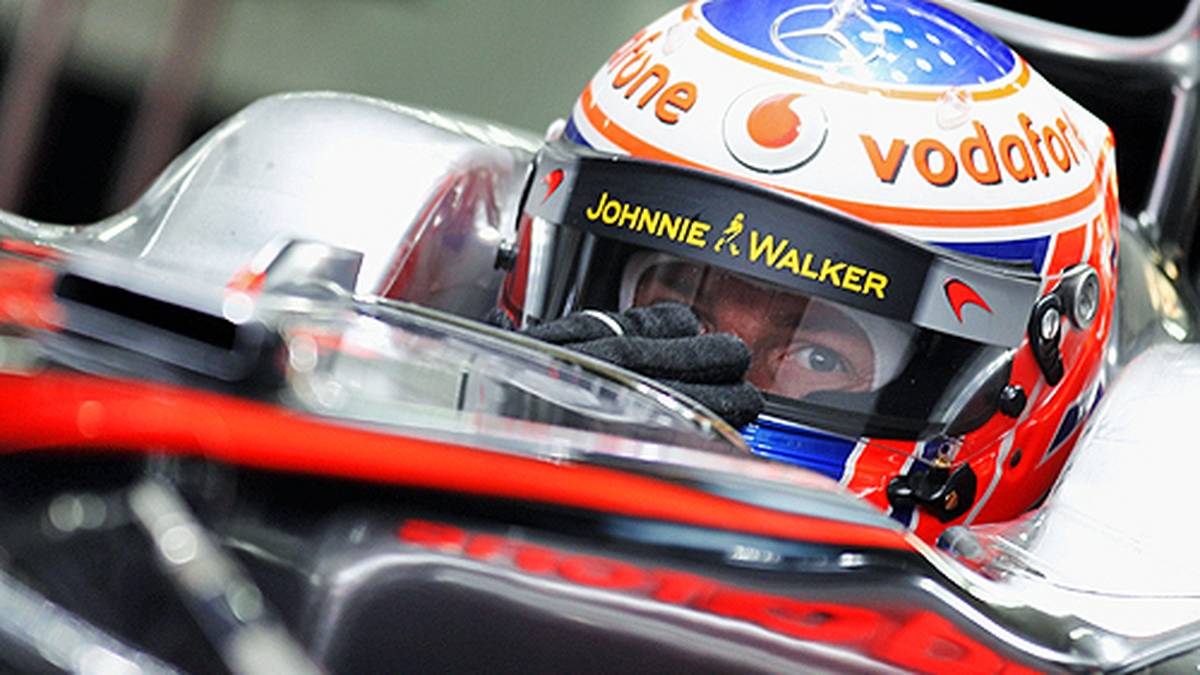 Der Engländer wird in seiner gepanzerten Limousine von sechs Männern mit Maschinenpistolen überfallen, bleibt aber dank der Geistesgegenwart seines Fahrers unverletzt, der mit Button und dem Wagen vor den Angreifern flüchtet