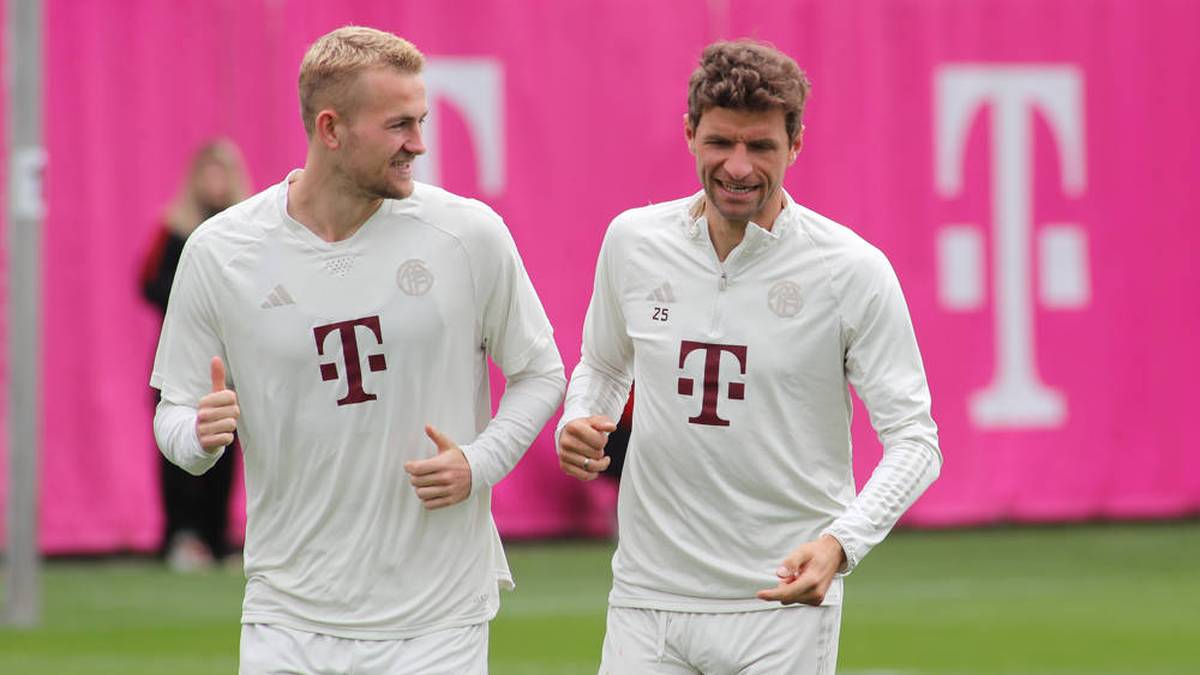 Matthijs de Ligt (l.) steht dem FC Bayern wieder zur Verfügung