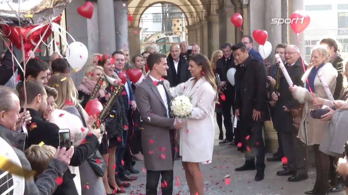 Der 25 Jahre alte Angreifer gibt im Historischen Rathaus in der Kölner Altstadt der Tochter des langjährigen Doppelpass-Moderators Jörg Wontorra das Ja-Wort