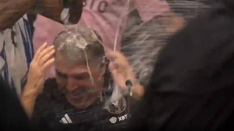 Nach dem ersten Titel von Lionel Messi mit Inter Miami kriegt Trainer Gerardo Tata Martino eine Bierdusche.