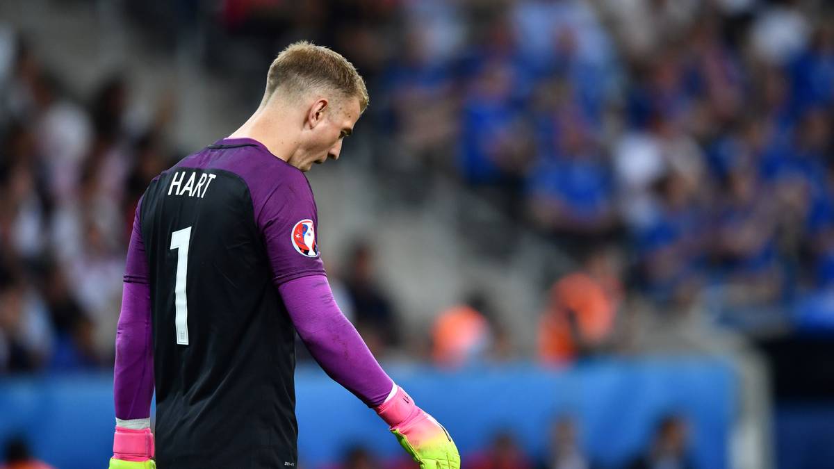 Englische Nationaltorhüter und der Ball: Die traurige Geschichte dieser unglückseligen Liaison ist um ein weiteres Kapitel reicher. Im EM-Achtelfinale 2016 zwischen England und Island steht es 1:1, als Joe Hart der spielentscheidende Patzer unterläuft