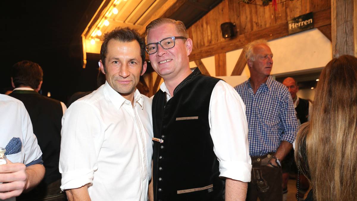 Anschließend posiert der Bayern-Sportdirektor mit Florian Hoeneß, Sohn von Bayern-Präsident Uli