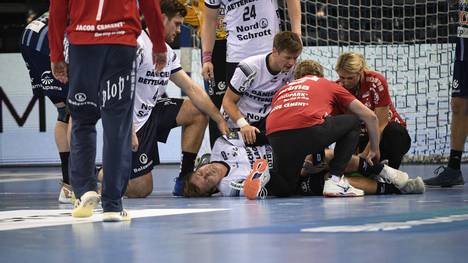 Nationalspieler Semper (liegend am Boden) fehlt der SG Flensburg-Handewitt verletzt gleich mehrere Monate