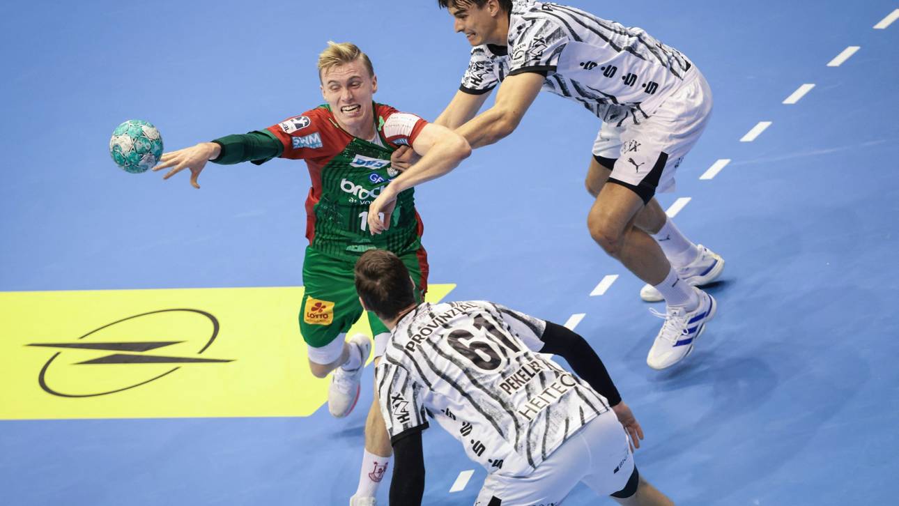 Nicht zu packen: Der Magdeburger Gisli Kristjansson (l.)