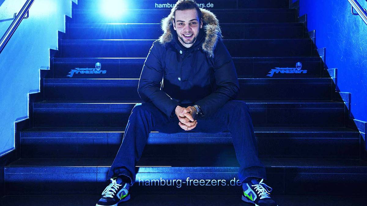 THOMAS OPPENHEIMER: Ein Bayer in Hamburg. Der 26-Jährige aus Peißenberg spielt in der DEL seit 2010 für die Hamburg Freezers. Einer seiner besten Kumpel ist Fußball-Weltmeister Thomas Müller. Die beiden drückten gemeinsam die Schulbank, Oppenheimer  war sogar Müller Trauzeuge. Auch den Torriecher haben die beiden gemeinsam. Der Freezers-Angreifer war bei der WM im Vorjahr deutscher Topscorer. 