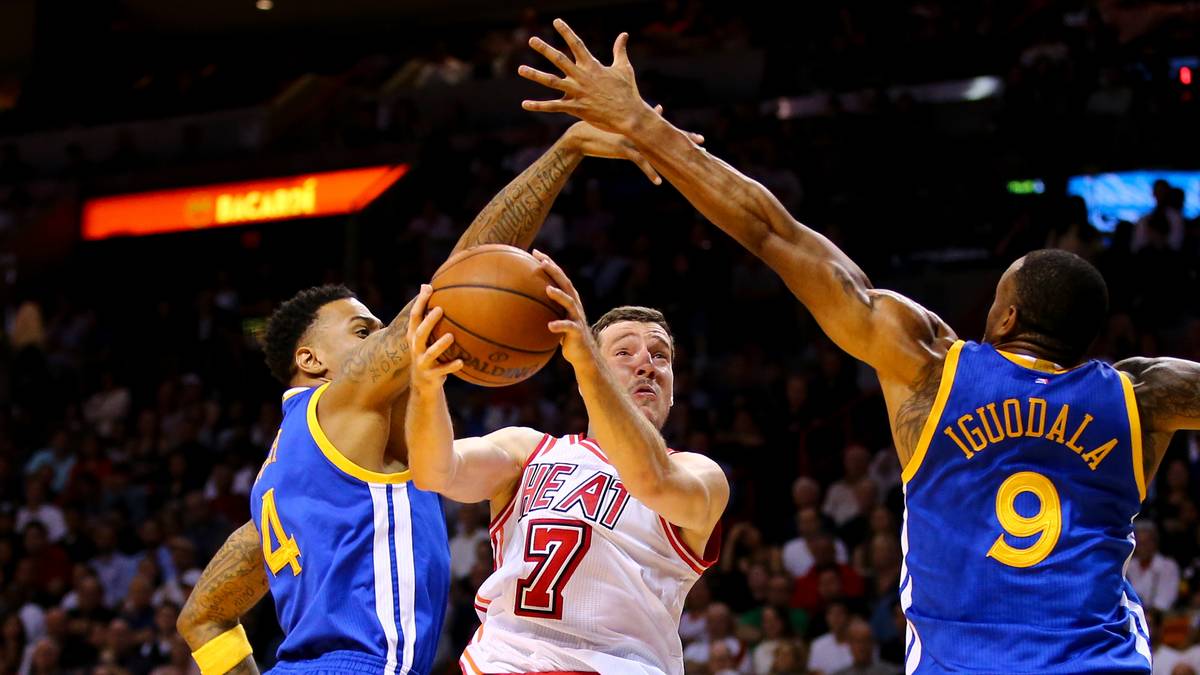 Auf einmal wird es dunkel für Goran Dragic. Von überall kommen Hände zum blocken her