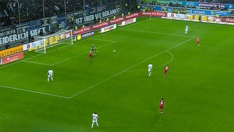 Der MSV Duisburg verliert die Tabellenführung in der 3. Liga nach einem unglücklichen Remis. Gegen Rot-Weiss Essen kostet ein bitterer Torwart-Patzer den Zebras drei Punkte.