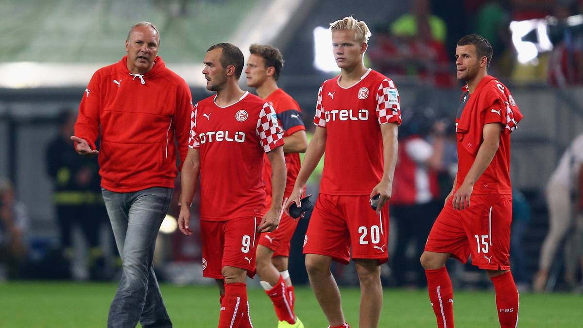 Oliver Reck mit Spielern von Fortuna Düsseldorf