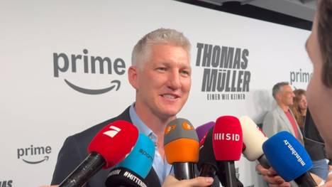 Thomas Müller präsentiert seine Dokumentation "Thomas Müller - Einer wie keiner". Auf der Premiere spricht Bastian Schweinsteiger über die gemeinsamen Erlebnisse und die Freundschaft der beiden Weltmeister.