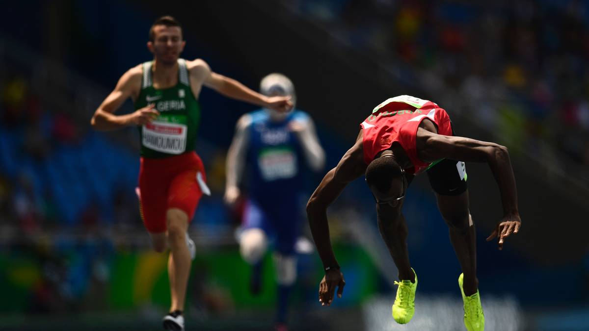 Erschöpft, aber unglaublich glücklich fällt der marokkanische Leichtathlet Mohamed Amguoun nach seinem Zieleinlauf und der Goldmedaille über 400 Meter auf die Tartanbahn