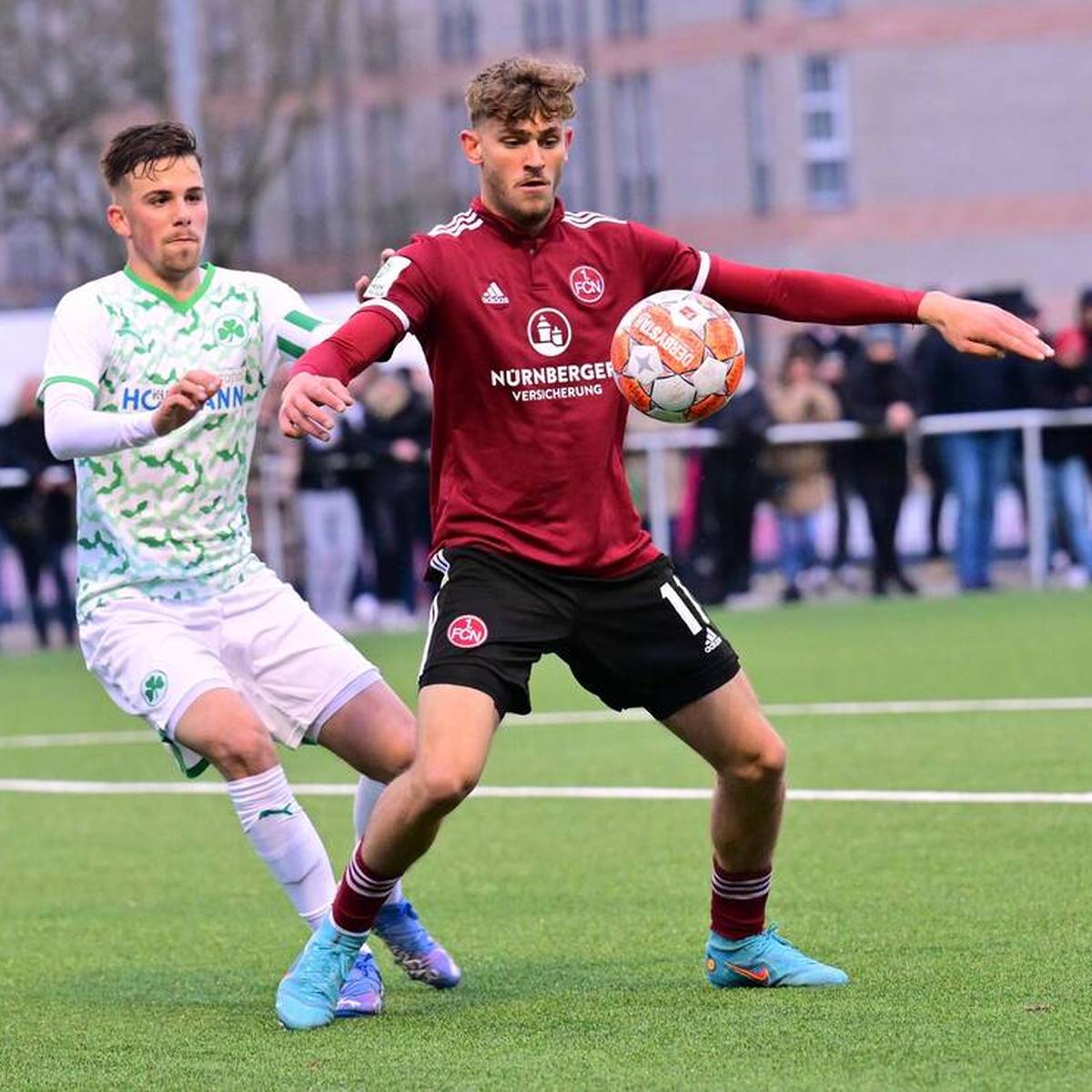 Leonardo Vonic ist beim 1. FC Nürnberg nach einer starken U19-Saison zu den Profis befördert worden. Ob der Angreifer bleibt, ist allerdings fraglich. Große Klubs haben ihre Fühler bereits nach ihm ausgestreckt. 