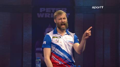 Dmitriy Gorbunov genießt seinen Walk-On bei der Darts-WM sichtlich. Er singt inbrünstig mit und sorgt auch ohne Fans für gute Laune.