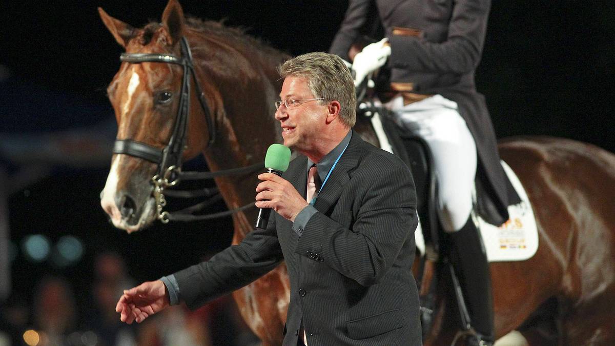 Wenn er zum Mikro greift, geht die ganze Reitnation aus dem Sattel: ARD-Kommentator Carsten Sostmeier ist die Stimme des deutschen Pferdesports. und wegen seiner emotionalen und blumigen Sprüche Kult - SPORT1 hat die stärksten zusammengestellt. Soestmeiers Spitzname lautet nicht von ungefähr: "On fire"