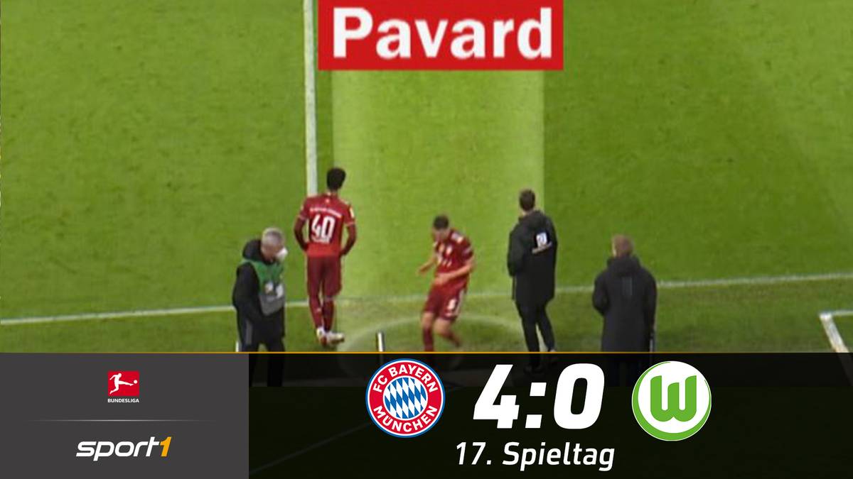 Der FC Bayern München hat sein Heimspiel gegen den VfL Wolfsburg souverän mit 4:0 gewonnen. Benjamin Pavard sorgte mit seiner Auswechslung für die kurioseste Szene des Abends.