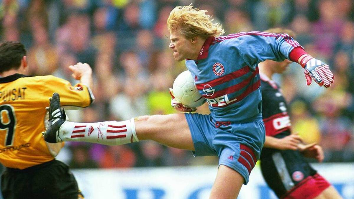 Torwart Oliver Kahn (r.) verliert die Beherrschung und gefährdet vorsätzlich mit gestrecktem Bein die Gesundheit von Stephane Chapuisat