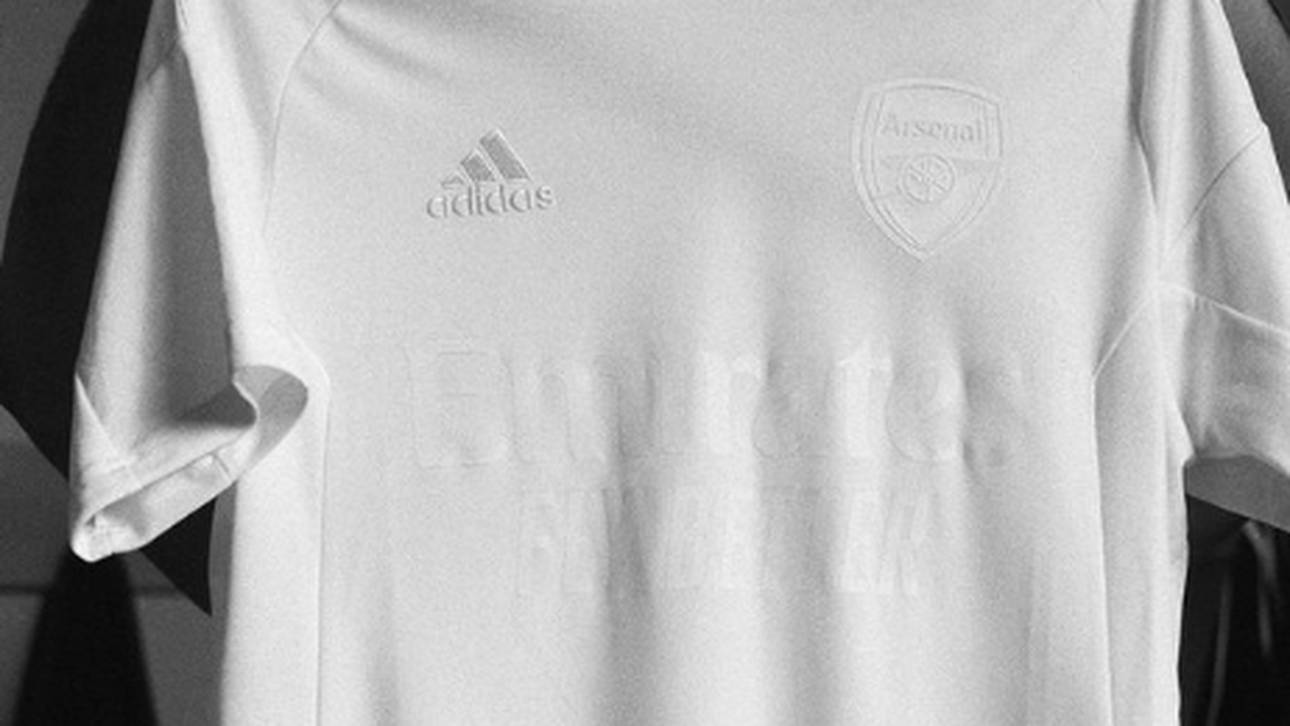 Sondertrikot mit ernstem Hintergrund