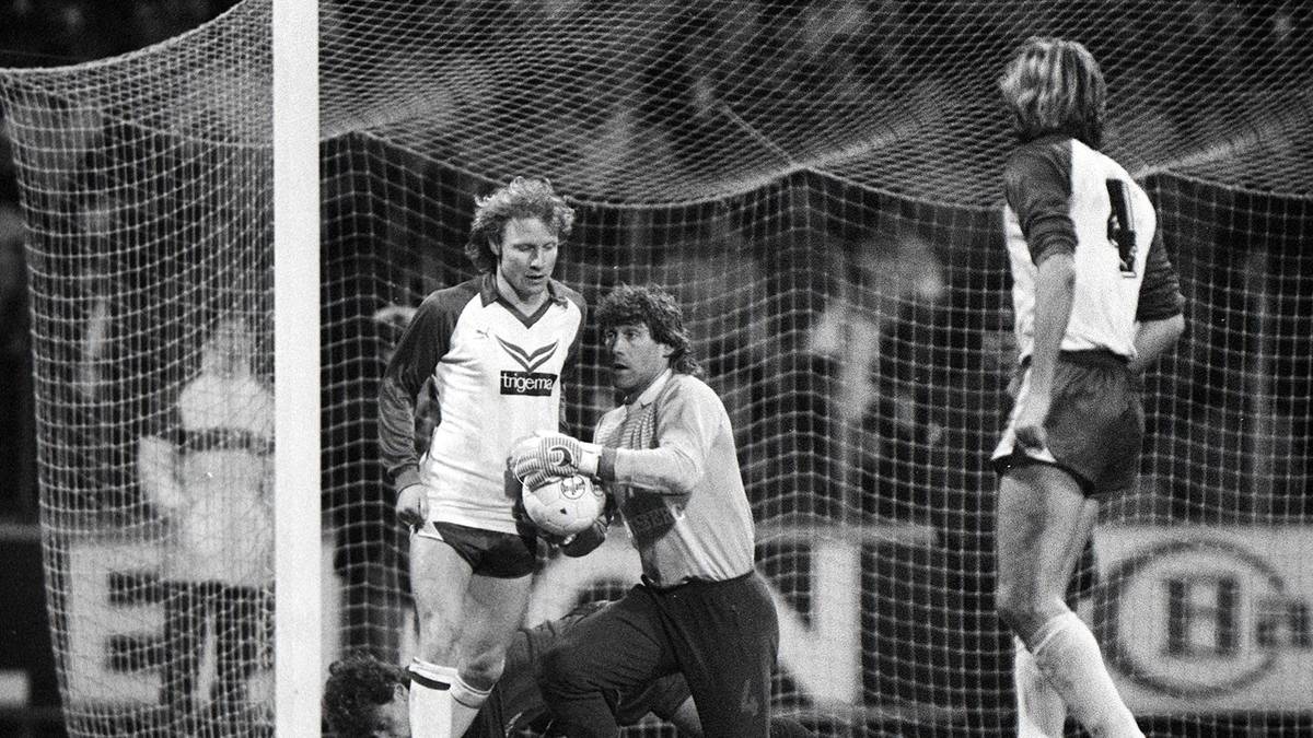 Am 22. Dezember 2019 wäre Manfred Burgsmüller 70 Jahre alt geworden. SPORT1 zeigt die bewegende Karriere eines echten Originals in Bildern