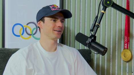 Im Sport1-Podcast "DEEP DIVE" spricht Vinzenz Geiger offen über die Geschichte rund um die Kondome bei Olympia und gibt spannende Einblicke ins Olympische Dorf.