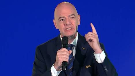 Gianni Infantino nutzt die Auslosung für die anstehenden WM-Playoffs, um noch einmal richtig für Stimmung zu sorgen. Für den FIFA-Präsidenten sei das Turnier mit 104 Super Bowls gleichzusetzen.