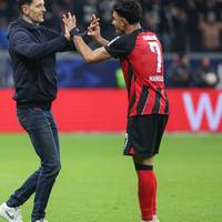 Ein emotionaler Abend endet mit einem Sieg für Eintracht Frankfurt - Trainer Dino Toppmöller war erleichtert.