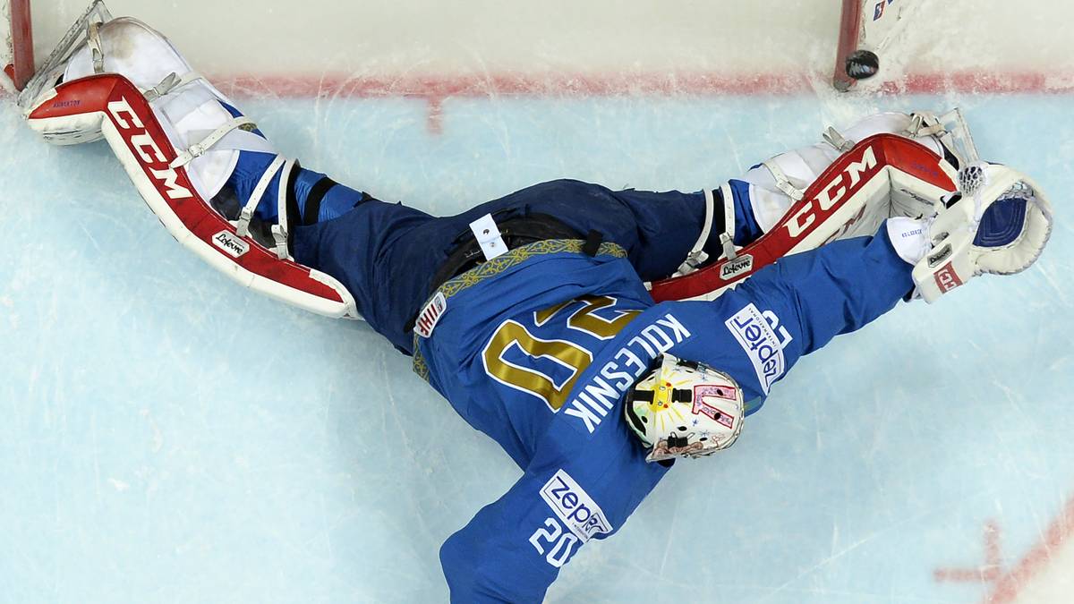 Trotz seiner zahlreichen akrobatischen Rettungsaktionen kann der kasachische Goalie die drei Tore der Tschechen nicht verhindern