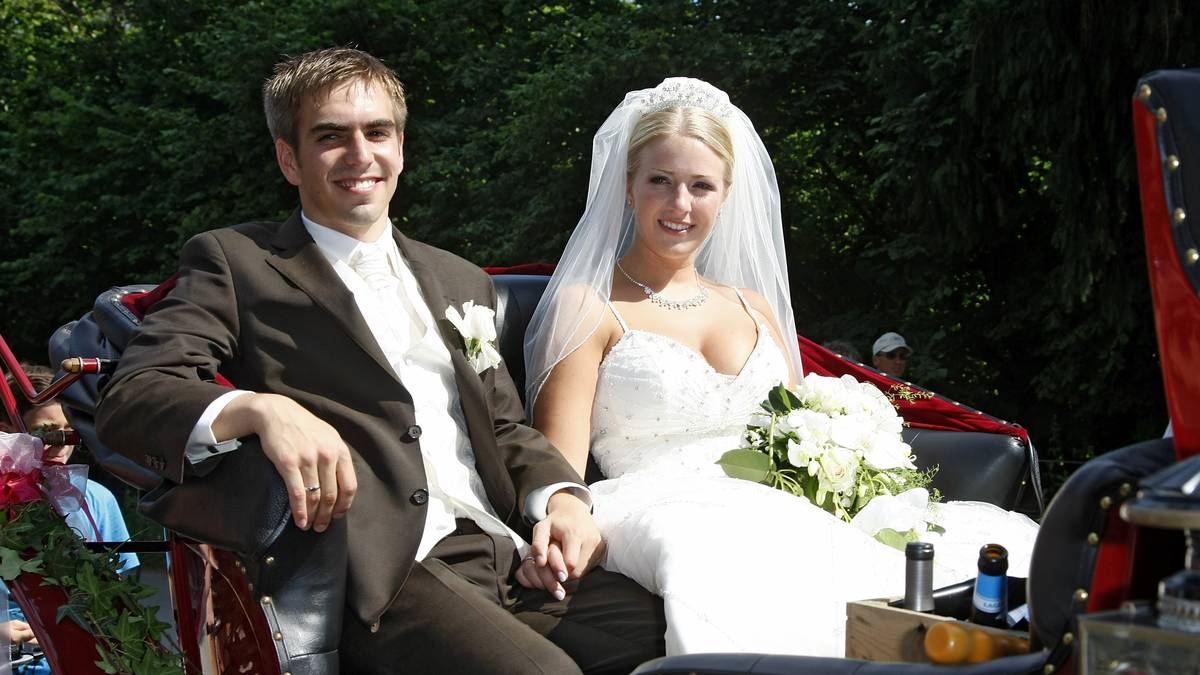 So sieht ein glückliches Paar aus. Philipp Lahm und seine langjährige Freundin Claudia Schattenberg fahren nach der Trauung am 14. Juli 2010 in einer Pferdekutsche durch Aying