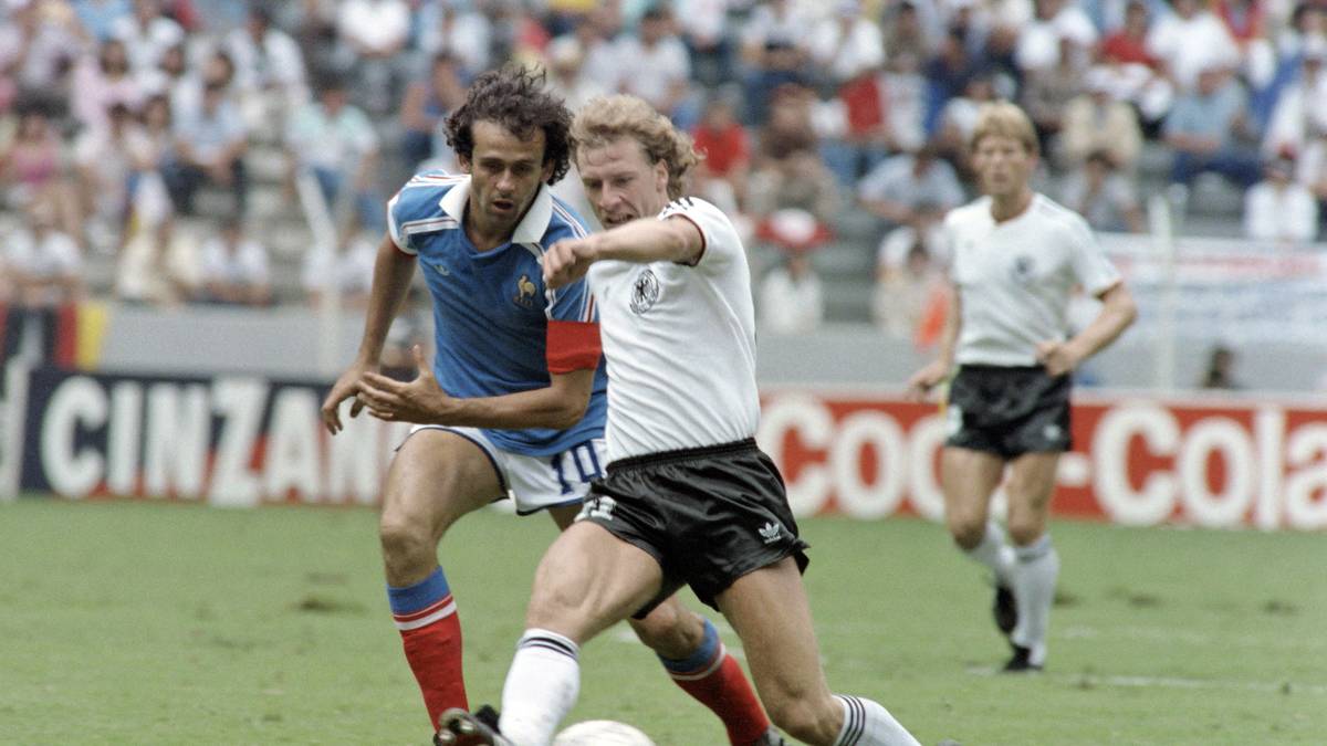 WOLFGANG ROLFF (v.): Deutsche Meisterschaft und Europapokal der Landesmeister mit dem HSV, UEFA-Cup-Sieger mit Bayer Leverkusen: Der Vize-Weltmeister von 1986 hat in seiner aktiven Karriere einiges gewonnen. Spielte in der Saison 1989/90 für Straßburg