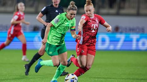 Svenja Huth (VfL Wolfsburg) und Laura Vogt (1. FC Köln) im Zweikampf